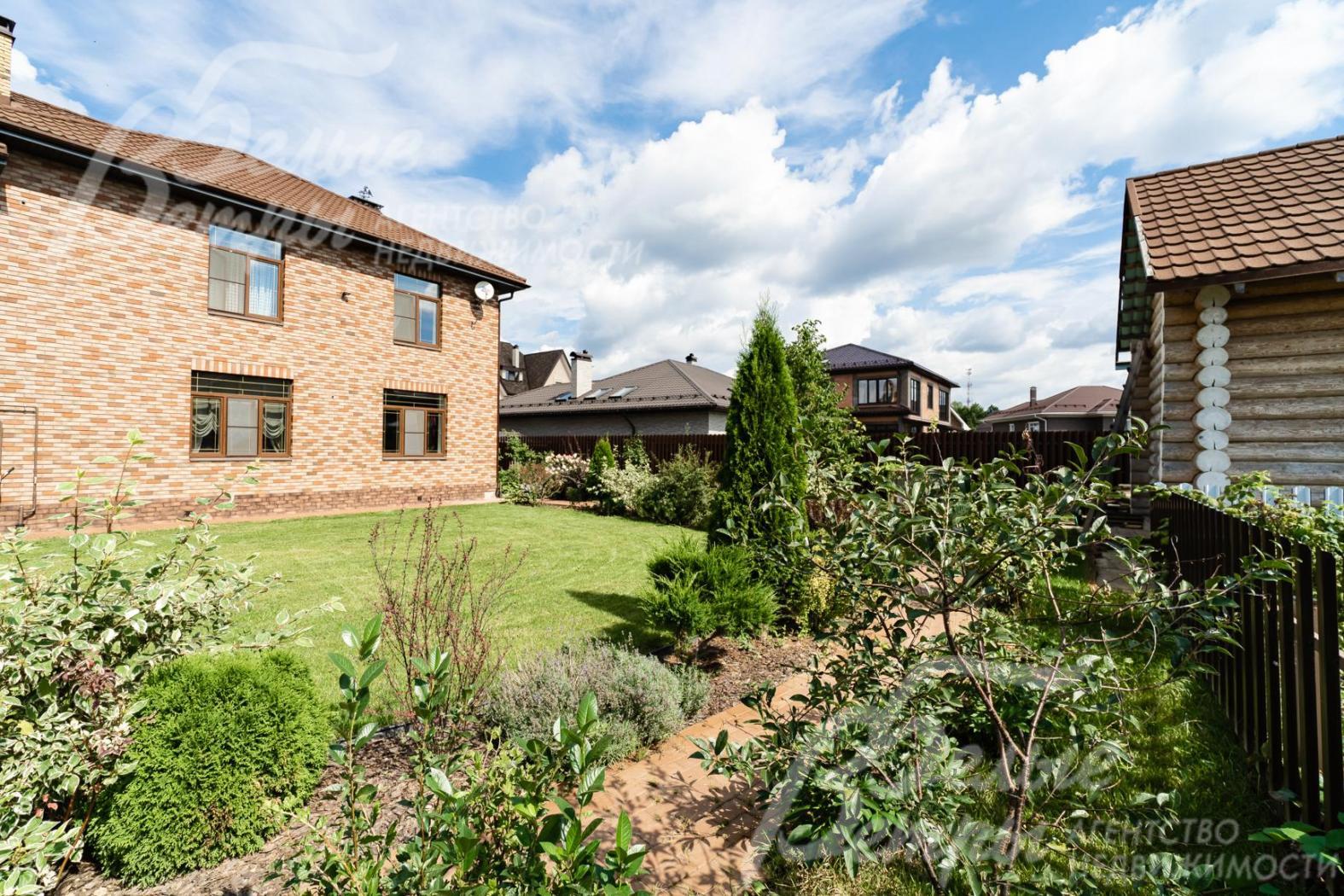 Дом облицован клинкерным кирпичом ручной формовки (Германия)