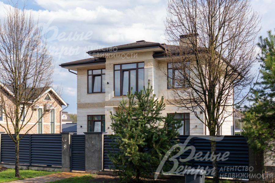 Привлекательный форматный дом, готовый к проживанию: с современной отделкой под ключ и частичной мебелью