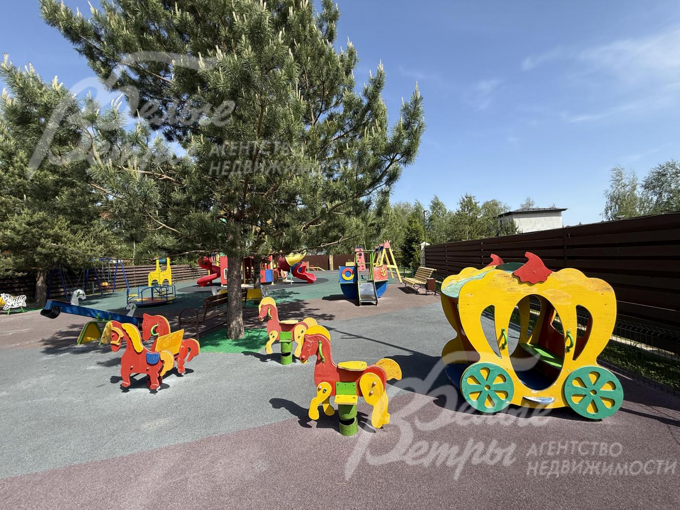 В детском парке - множество игровых конструкций
