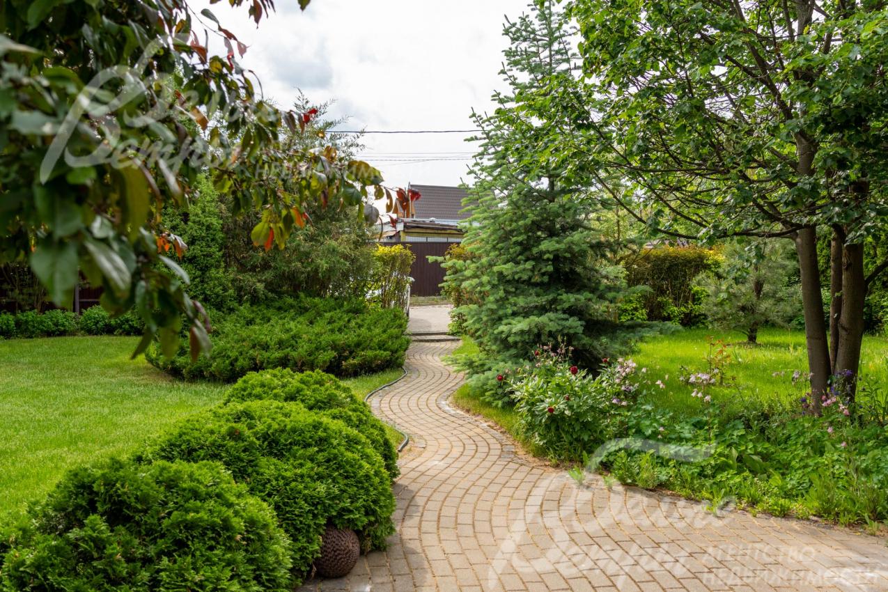 Участок огорожен профлистом по всему периметру