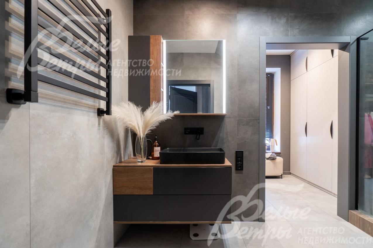 Выход из санузла на первом этаже в постирочную и гардеробную