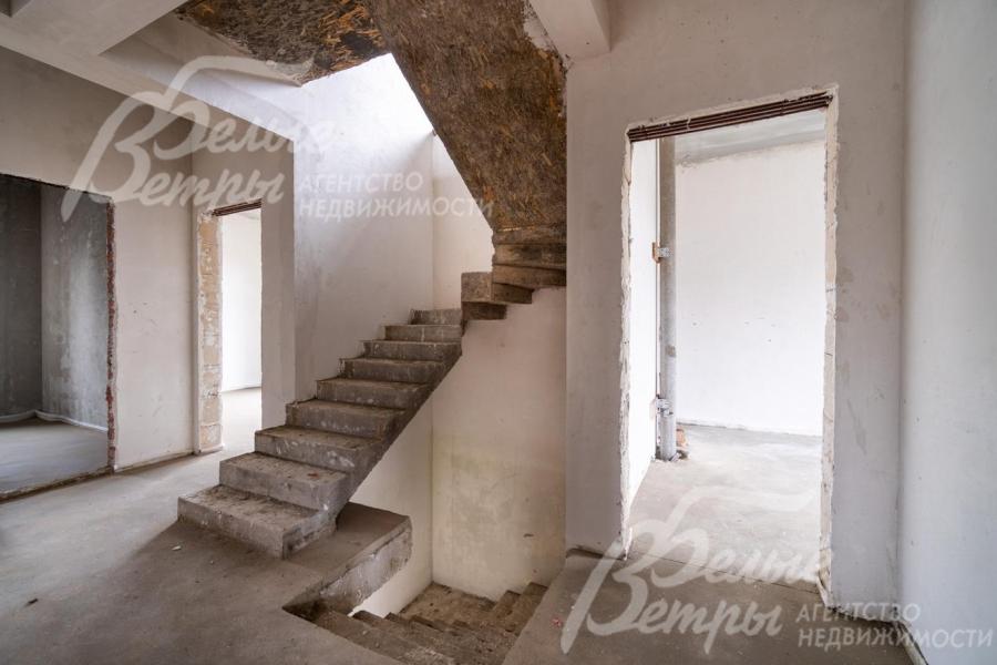 Холл второго этажа: слева и справа от лестницы - спальни, слева - гардеробная